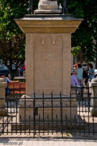 Nowy Targ | cokół kapliczki św. Jana Kantego | od wschodu | stan na 2015-07-19