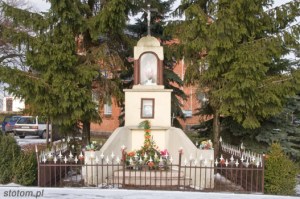 Zajączkowo | kapliczka Matki Boskiej Fatimskiej | od południa | stan na 2015-01-29