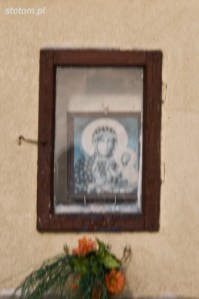 Zajączkowo | reprodukcja obrazu Matki Boskiej Częstochowskiej w kapliczce Matki Boskiej Fatimskiej | od południa | stan na 2015-01-29