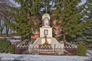 Zajączkowo | kapliczka Matki Boskiej Fatimskiej | od południa | stan na 2015-01-29