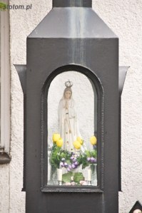 Jastarnia | krzyż z kapliczką Matki Boskiej  - kapliczka Matki Boskiej | od południowego-zachodu | stan na 2013-12-12
