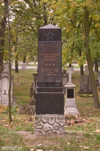 Toruń | cmentarz garnizonowy | obelisk upamiętniający żołnierzy radzieckich poległych w II wojnie światowej | stan na 2015-10-05