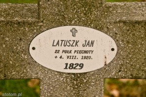 Toruń | cmentarz garnizonowy | tabliczka na krzyżu na jednym z grobów żołnierskich 1920 roku | stan na 2015-10-05