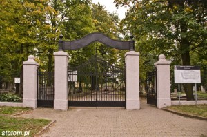Toruń | cmentarz garnizonowy | brama na teren cmentarza, ul. Grudziądzka | stan na 2015-10-05
