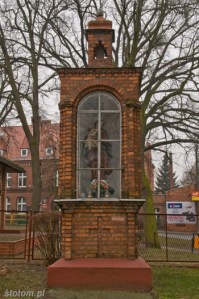 Koronowo | kapliczka Matki Boskiej | od północy | stan na 2015-02-18