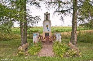 Kawęczyn | kapliczka św. Józefa z Dzieciątkiem | widok ogólny | od południa | stan na 2013-08-12