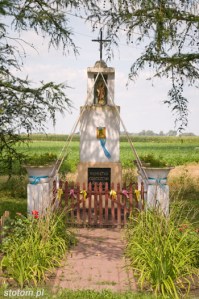 Kawęczyn | kapliczka św. Józefa z Dzieciątkiem | widok ogólny | od południa | stan na 2013-08-12