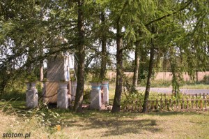 Kawęczyn | kapliczka św. Józefa z Dzieciątkiem | widok ogólny | od zachodu | stan na 2013-08-12