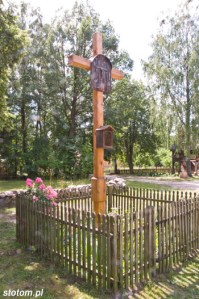 Olsztynek | krzyż przydrożny z narzędziami Męki Pańskiej | widok ogólny | od południowego-zachodu | stan na 2015-08-01