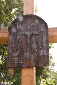 Olsztynek | krzyż przydrożny z narzędziami Męki Pańskiej | fragment | od zachodu | stan na 2015-08-01