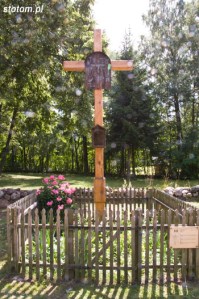 Olsztynek | krzyż przydrożny z narzędziami Męki Pańskiej | widok ogólny | od zachodu | stan na 2015-08-01