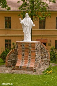 Trzebiatów | figura Chrystusa | od południowego-wschodu | stan na 2014-05-29