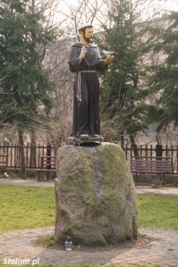 Toruń | figura św. Franciszka z Asyżu | widok ogólny | od północnego-wschodu | stan na 2015-03-21