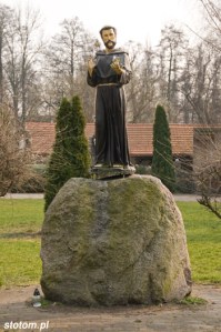 Toruń | figura św. Franciszka z Asyżu | widok ogólny | od północy | stan na 2015-03-21