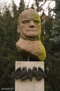 Toruń | pomnik Stanisława Moniuszki | rzeźba głowy kompozytora | od wschodu | stan na 2016-02-13