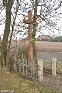Mierzynek | krzyż | widok ogólny | od południa | stan na 2016-02-13