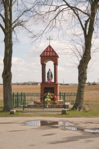 Szymborno | kapliczka Matki Boskiej | widok ogólny | od zachodu | stan na 2016-03-31