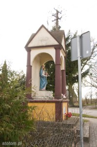 Brzozowo | kapliczka Matki Boskiej Królowej Polski | widok ogólny | od północnego-wschodu | stan na 2016-03-31
