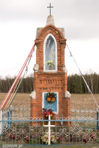 Młyniec Drugi | kapliczka Matki Boskiej | widok ogólny | od północnego-zachodu | stan na 2016-03-18