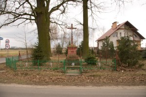 Mierzynek - krzyż - widok ogólny - od północy - stan na 2016-03-18