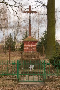 Mierzynek - krzyż - widok ogólny - od północy - stan na 2016-03-18