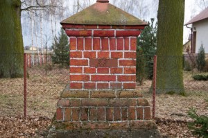 Mierzynek - krzyż - fragment - od północy - stan na 2016-03-18