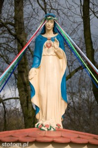 Jedwabno | figura Matki Boskiej w kapliczce | widok ogólny | od południowego-zachodu | stan na 2016-03-18