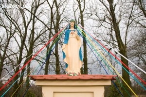 Jedwabno | kapliczka Matki Boskiej | fragment | od południowego-zachodu | stan na 2016-03-18