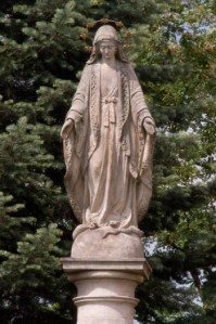 Poznań | figura Matki Boskiej Niepokalanej | fragment | od południa | stan na 2015-08-22
