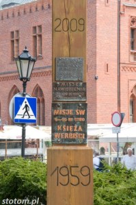 Kołobrzeg | krzyż | fragment | od południowego-zachodu | stan na 2014-05-20