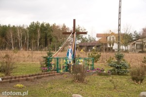 Młyniec Drugi | krzyż i figura Matki Boskiej | widok ogólny | od południowego-zachodu | stan na 2016-03-18