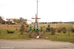Młyniec Drugi | krzyż i figura Matki Boskiej | widok ogólny | od zachodu | stan na 2016-03-18