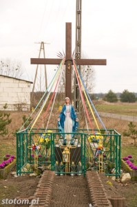 Młyniec Drugi | krzyż i figura Matki Boskiej | widok ogólny | od zachodu | stan na 2016-03-18