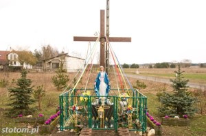 Młyniec Drugi | krzyż i figura Matki Boskiej | widok ogólny | od zachodu | stan na 2016-03-18