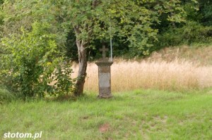 Chęciny | krzyż | widok ogólny | od południowego-wschodu | stan na 2016-07-15