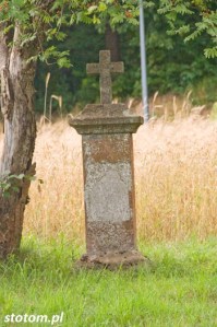 Chęciny | krzyż | widok ogólny | od południowego-wschodu | stan na 2016-07-15