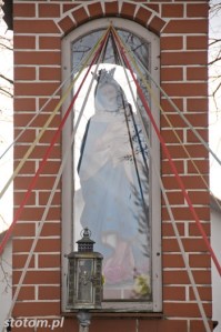 Młyniec Pierwszy | kapliczka Matki Boskiej | fragment | od północnego-wschodu | stan na 2016-03-18