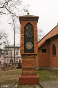 Koronowo | kapliczka z tablicą cechu cieśli św. Józefa | widok ogólny | od południa | stan na 2015-02-18