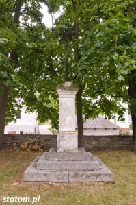Szydłów | krzyż | widok ogólny | od zachodu | stan na 2016-07-16