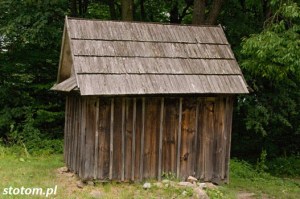Łysa Góra | kapliczka Dąbrówki | widok ogólny | od zachodu | stan na 2016-07-18