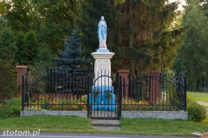 Głogowo | figura Matki Boskiej | widok ogólny | od północnego-wschodu | stan na 2016-09-09