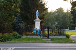 Głogowo | figura Matki Boskiej | widok ogólny | od północnego-wschodu | stan na 2016-09-09