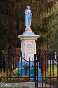 Głogowo | figura Matki Boskiej | widok ogólny | od północnego-wschodu | stan na 2016-09-09