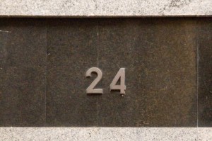 Numer kamienicy przy ul. Szerokiej 24 w Toruniu | od południa | stan na 2016-09-13