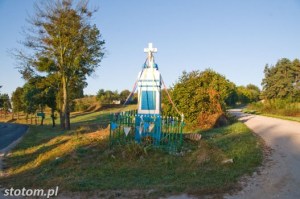 Olszówka | kapliczka z krzyżem | widok ogólny | od południowego-wschodu | stan na 2016-09-15