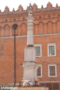 Sandomierz | kolumna z figurą Matki Bożej Niepokalanej | widok ogólny | od wschodu | stan na 2016-07-13