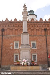 Sandomierz | kolumna z figurą Matki Bożej Niepokalanej | widok ogólny | od wschodu | stan na 2016-07-13
