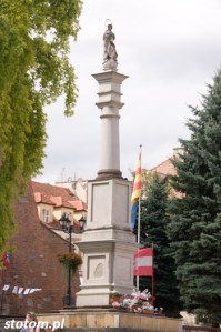 Sandomierz | kolumna z figurą Matki Bożej Niepokalanej | widok ogólny | od południowego-zachodu | stan na 2016-07-13