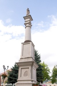Sandomierz | kolumna z figurą Matki Bożej Niepokalanej | widok ogólny | od południa | stan na 2016-07-13