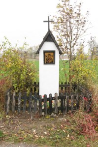 Buk Pomorski | kapliczka Matki Boskiej | widok ogólny | od południowego-wschodu | stan na 2016-10-12